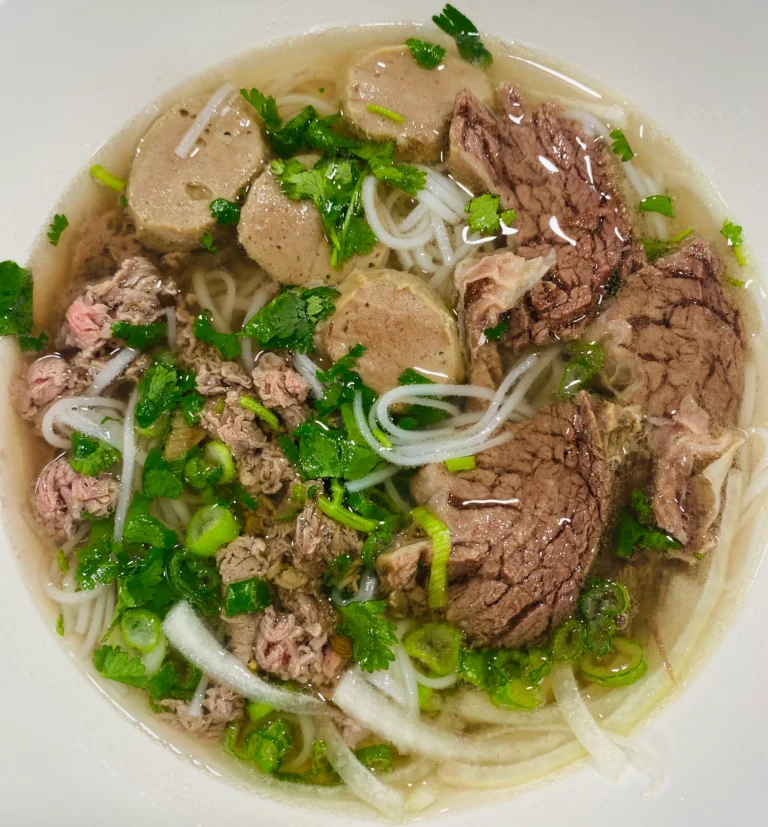 Bún Bò Kèm Bò Viên (Beef Rice Noodles with Beef Balls)